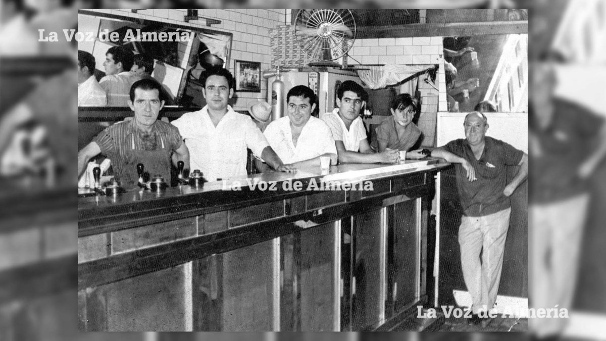 El histórico bar ‘Los Claveles’ a comienzos de los años setenta, tiempos de cambios continuos, de revoluciones permanentes.