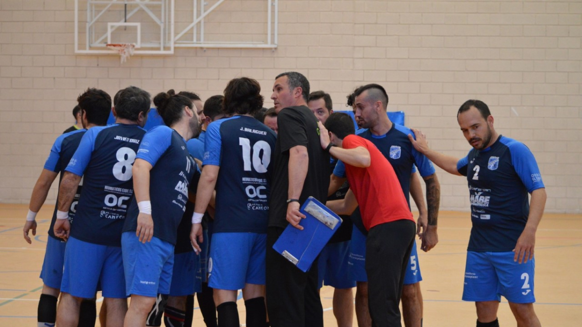 Los jugadores haciendo piña tras un tiempo muerto.