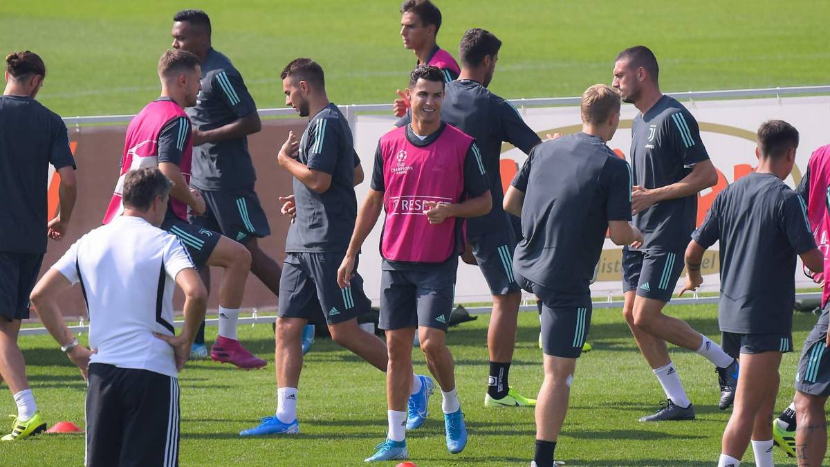 La paradoja italiana: los futbolistas pueden entrenar, pero en los parques.