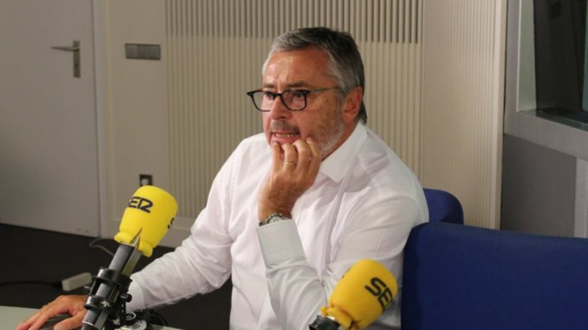 Michael Robinson en los estudios de la Cadena SER.