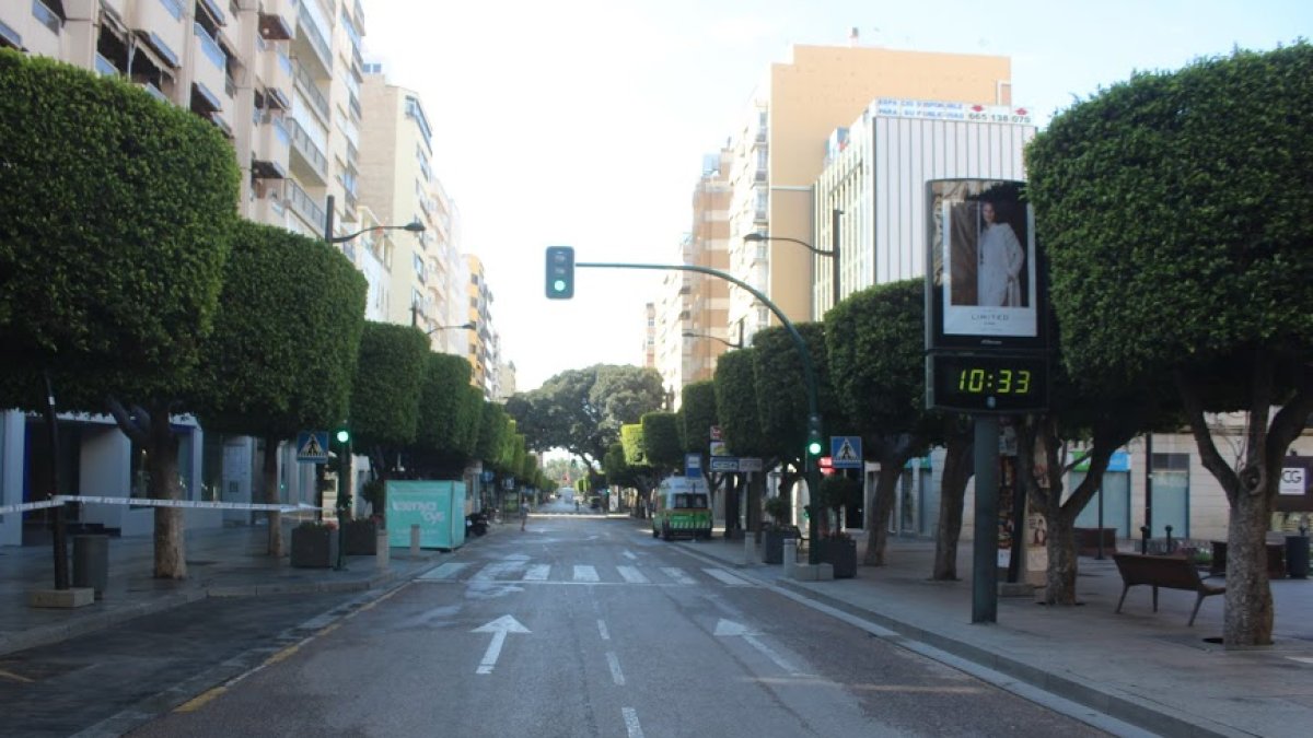 Paseo de Almería con todo cerrado