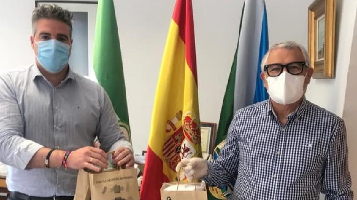 El alcalde, Manuel Jesús Flores, con el representante del Consorcio.