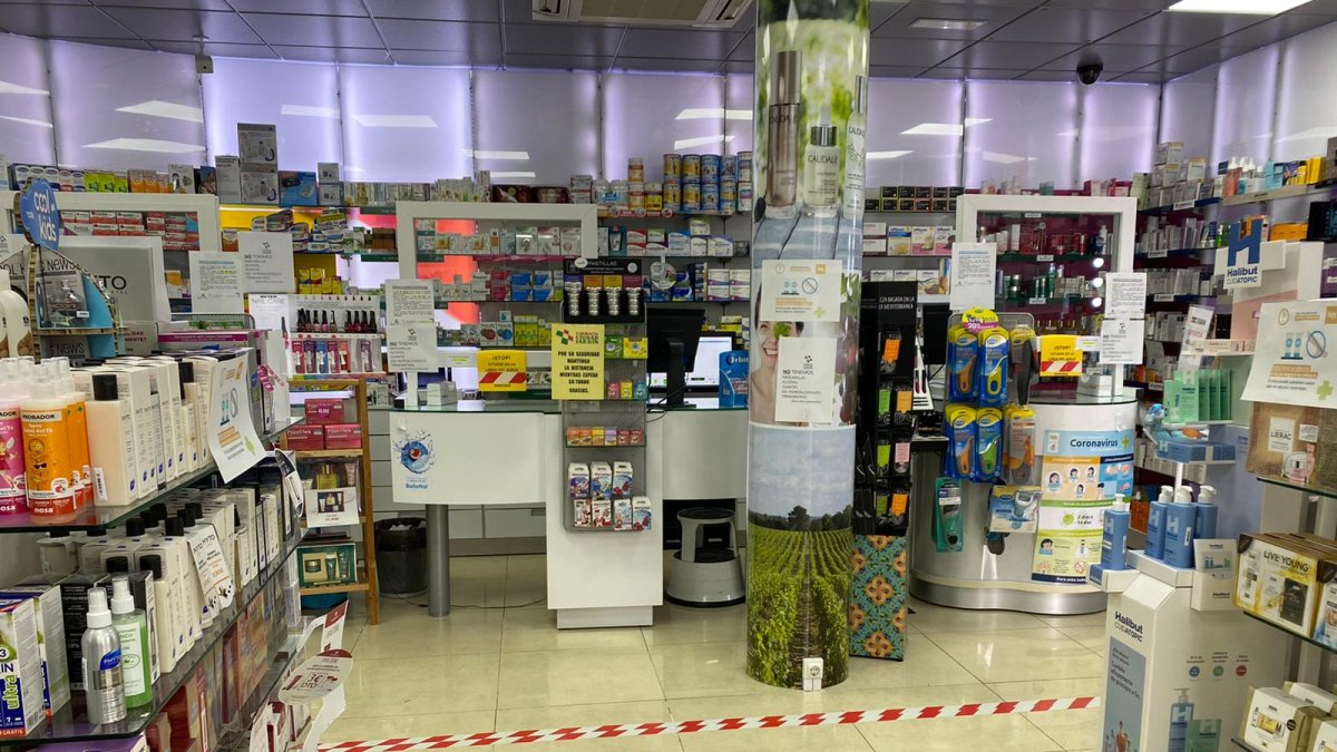 Seguridad con mamparas y líneas para mantener la distancia entre clientes.