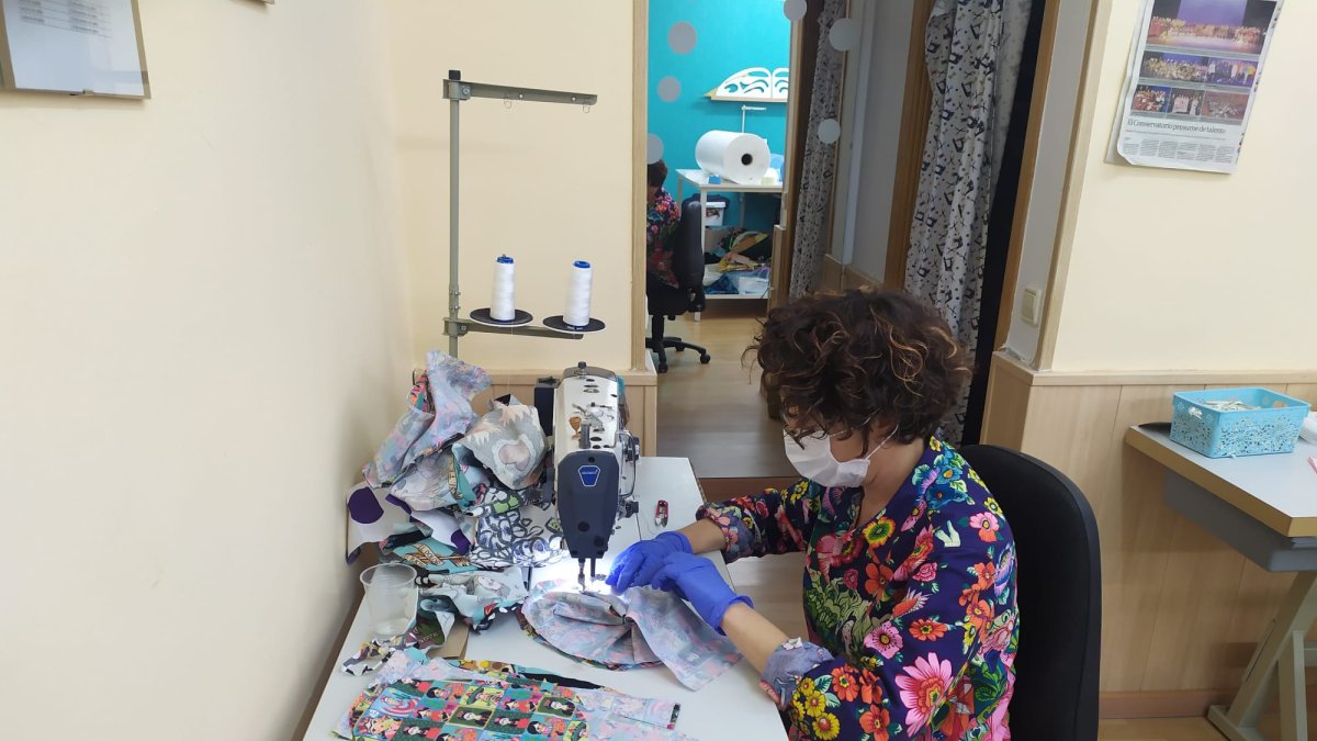 Nani Quirantes confeccionando gorros para los sanitarios.