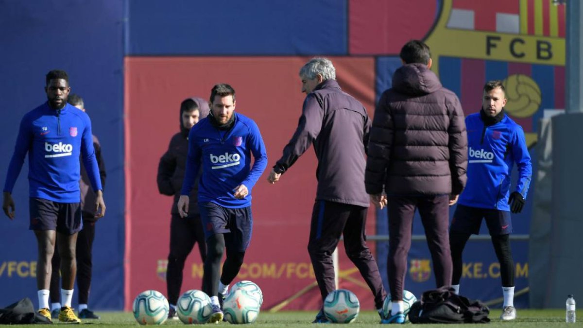 Los equipos profesionales esperan más noticias de Gobierno y Liga.