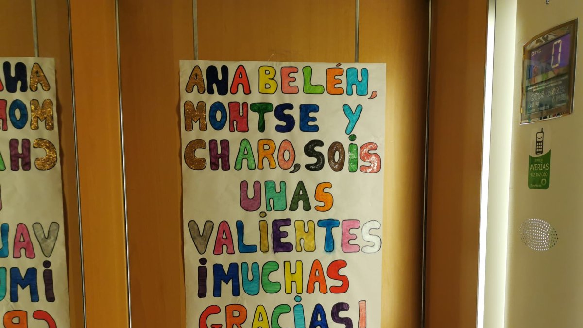 Cartel de agradecimiento a tres sanitarias en un ascensor de Albox.