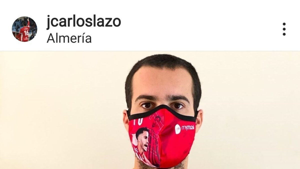 Lazo con su mascarilla personalizada.