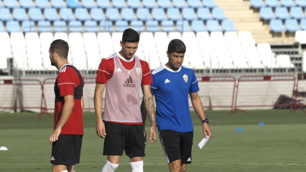 Darwin Núñez y Pedro Emanuel en un entrenamiento.