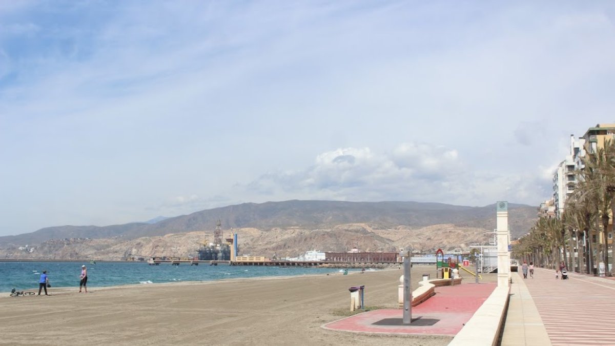 Imagen de la playa de El Zapillo en la segunda jornada en la que los niños pudieron salir a la calle.
