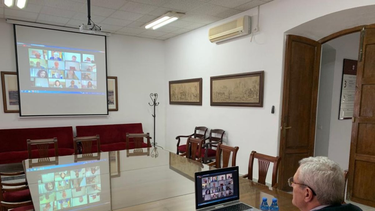 El alcalde veratense durante la sesión plenaria.