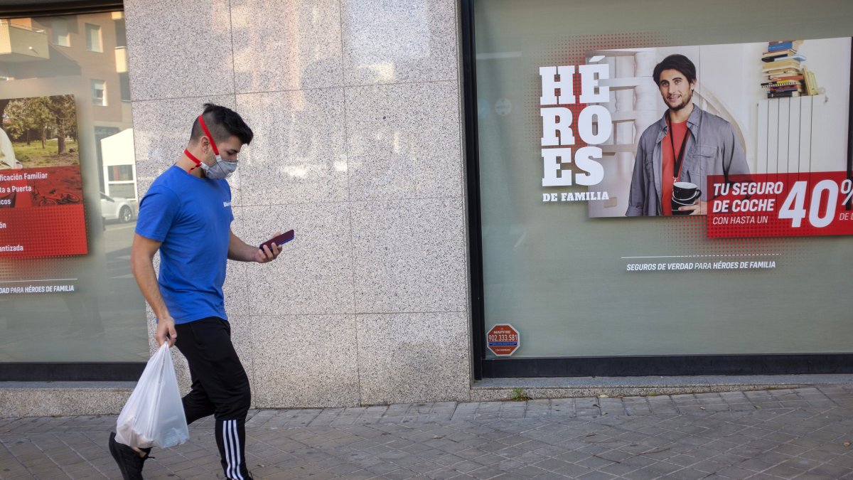 Cazado con la compra a través del objetivo siempre intrépido del fotógrafo almeriense.