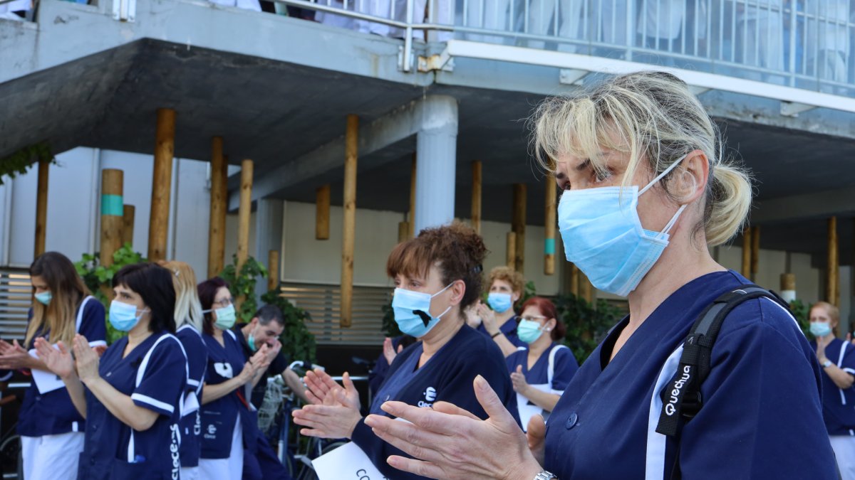 Enfermeras con mascarillas durante uno de los aplausos sanitarios.