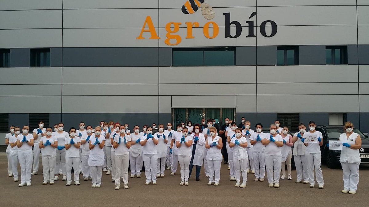 El aplauso de la plantilla de Agrobío a las puertas de la empresa