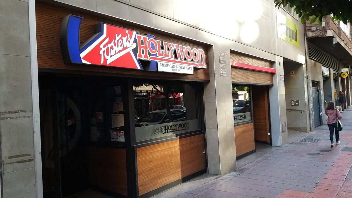 Foster\'s Hollywood en la Avenida de la Estación.