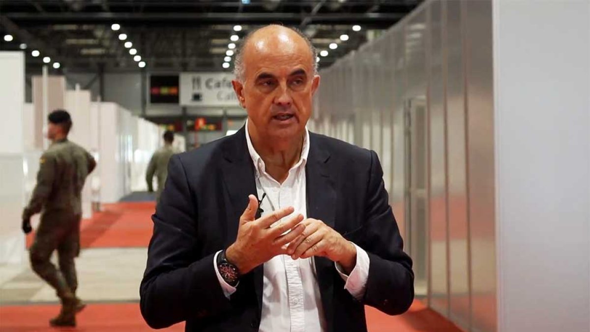 Antonio Zapatero en el hospital de campaña de IFEMA.