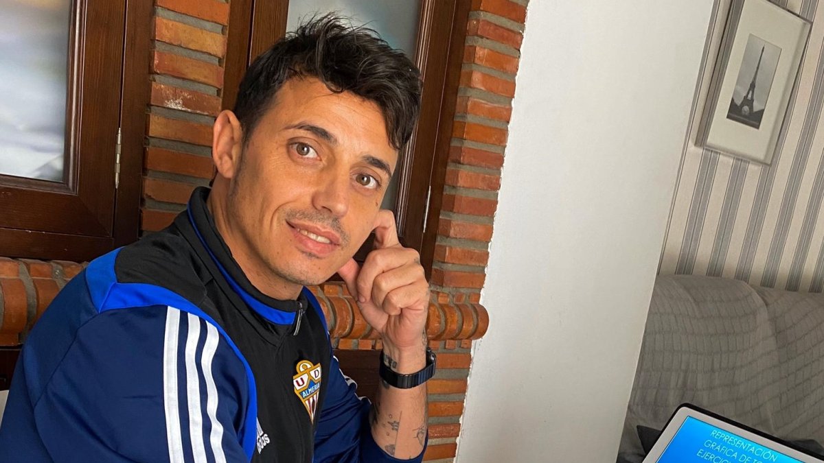 Juan Antonio Romera trabajando en el despacho de casa.