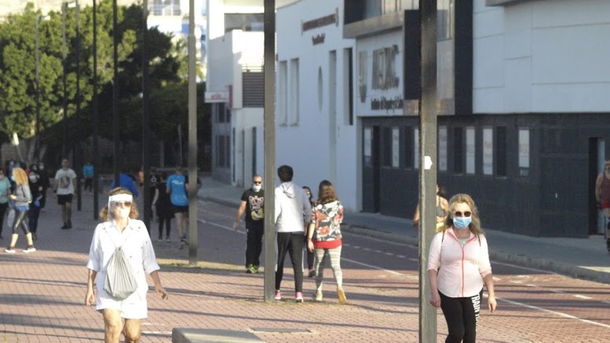 La vida vuelve, poco a poco, a las calles de Almería.