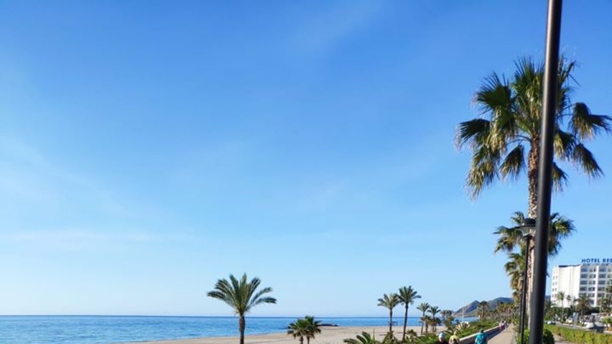 Imagen del Paseo Marítimo, esta mañana en Mojácar Playa.