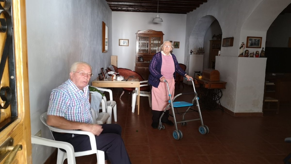 Paca Romero -junto a Antonio Velasco- ha abierto este sábado por primera vez  en mucho tiempo la puerta de su casa en Terque a la calle
