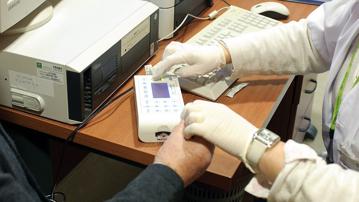 El sistema flash facilita una información más completa sobre el nivel de glucosa y reduce la frecuencia de punciones en los dedos.