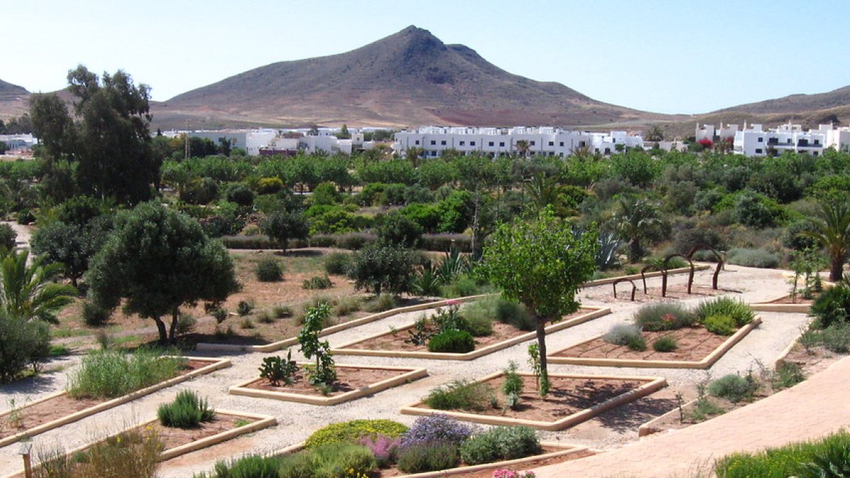 Jardín Botánico El Albardinal, situado en en el antiguo pueblo minero de Rodalquilar y debe su nombre a una planta frecuente en la zona: el albardín.