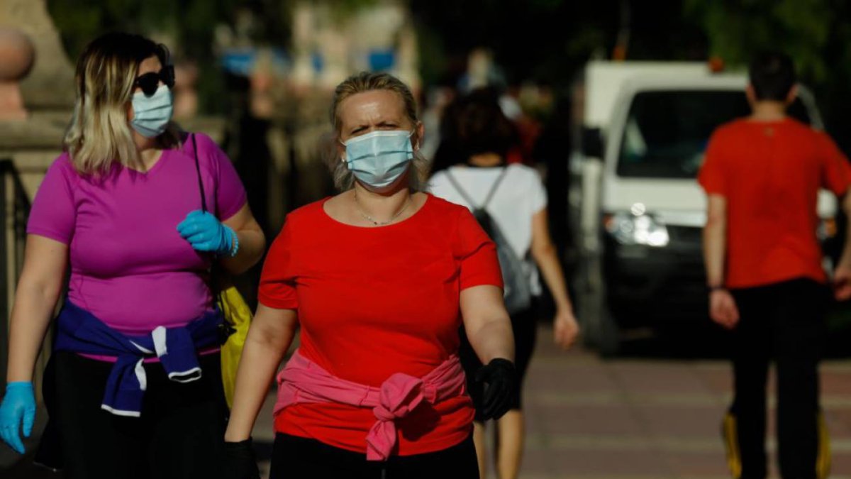 Varias personas adultas pasean y hacen ejercicio con mascarillas y guantes el pasado 2 de mayo, primer día de salidas controladas.