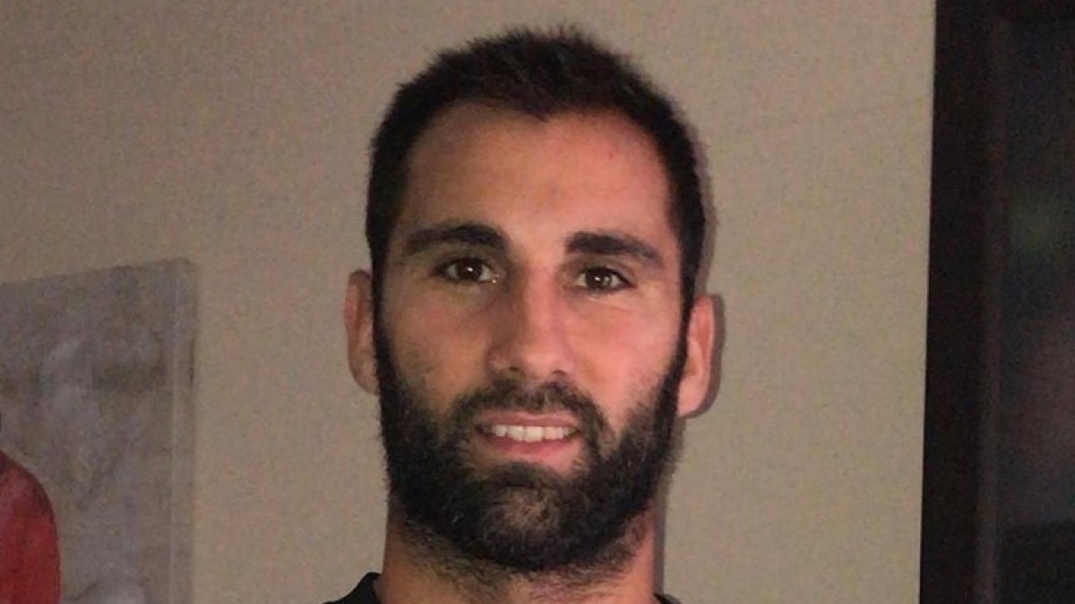 Pito Camacho con la camiseta de la Balompédica Linense.