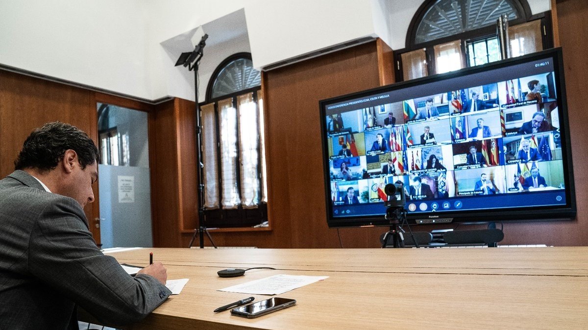 El presidente de la Junta, Juanma Moreno, participa por vía telemática en la reunión con el presidente del Gobierno y los presidentes autonómicos.