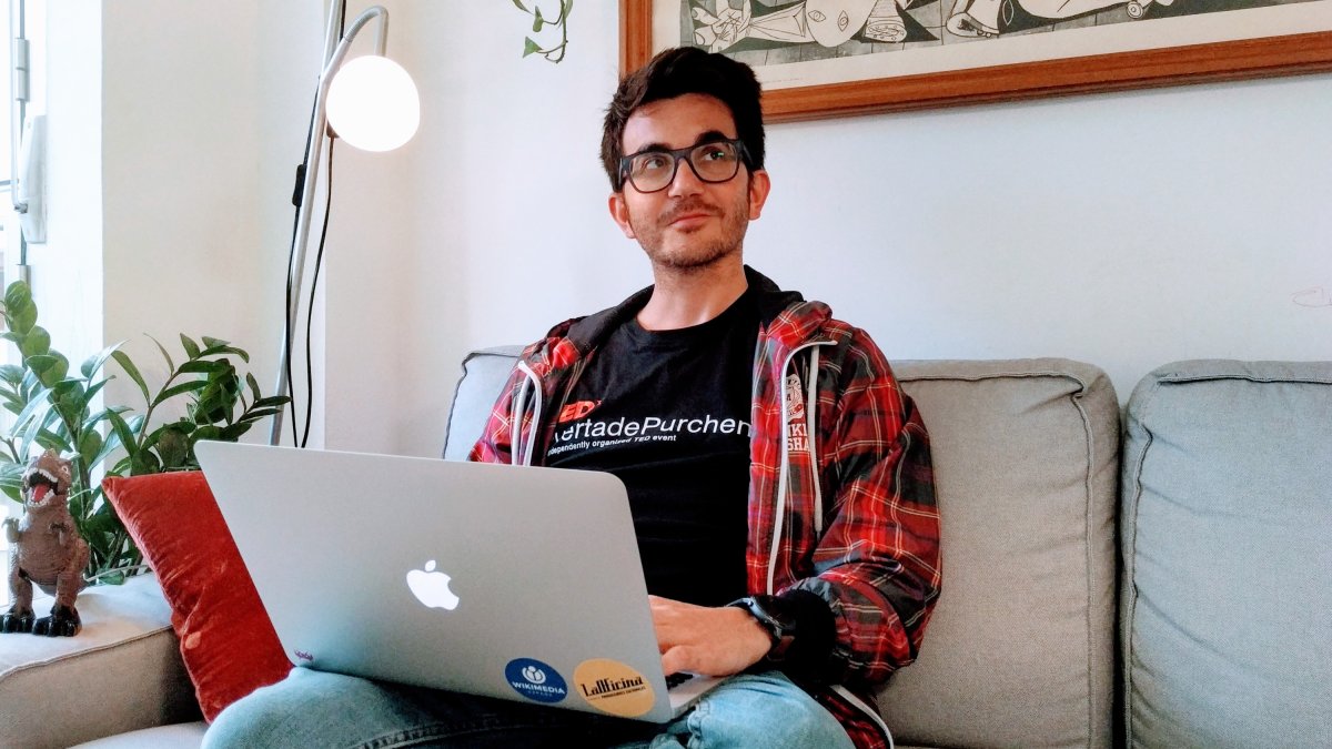 Carlos J. Vives desde uno de los rincones de su casa, donde pasa la cuarentena. Foto de C. V.