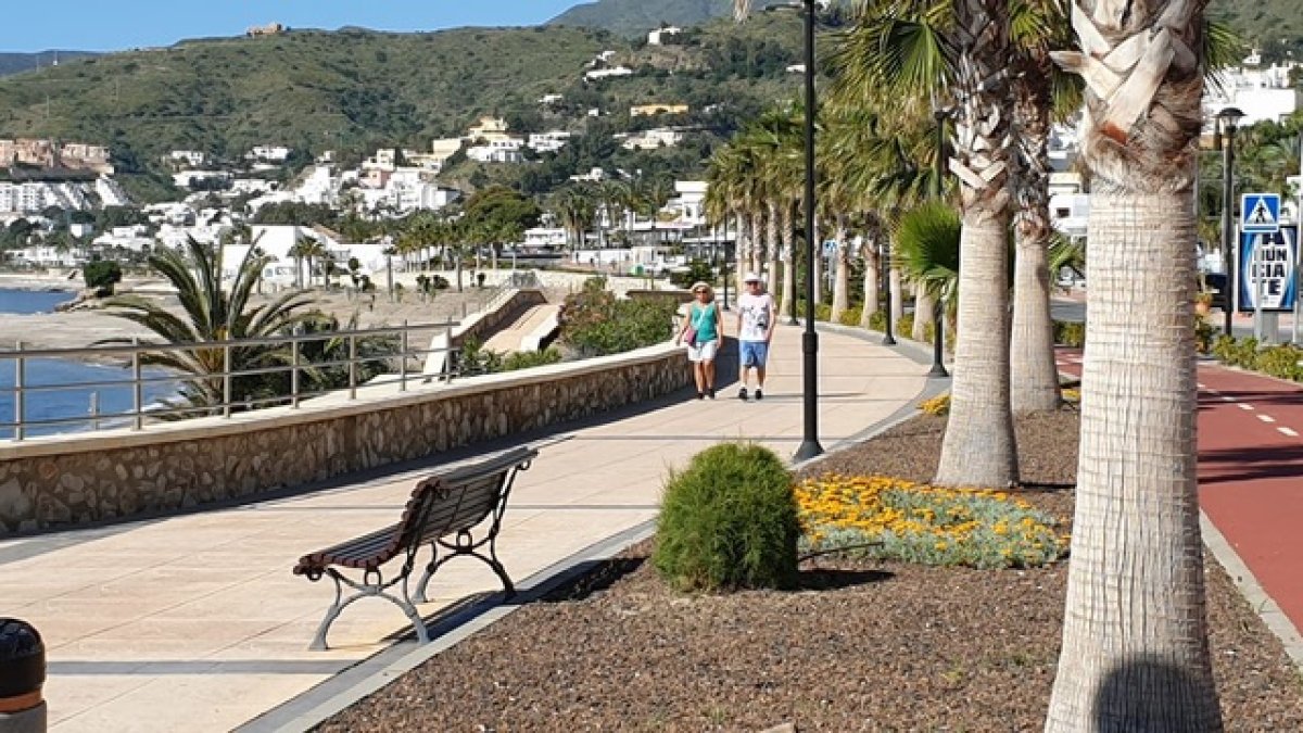 El Paseo Marítimo de Mojácar, recientemente abierto para el paseo con niños.