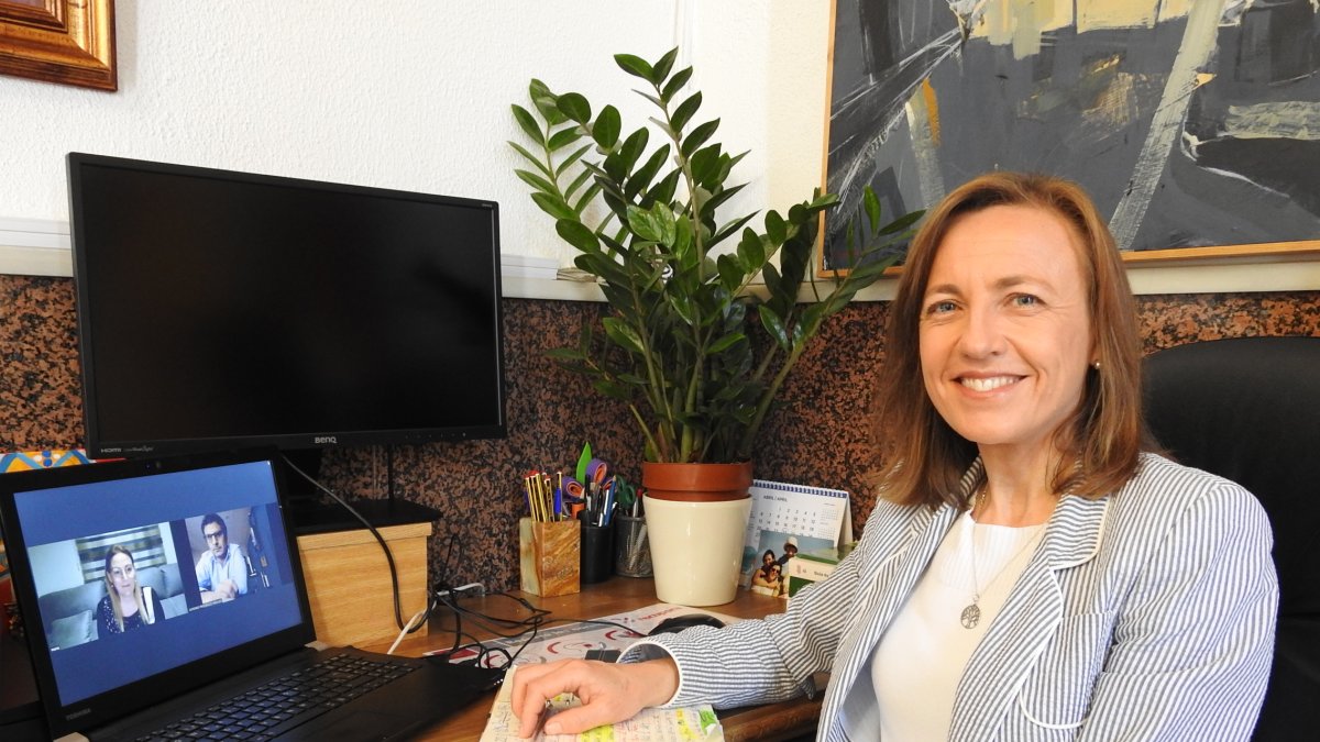 La Alcaldesa y el concejal de Comercio mantienen una videoconferencia con la Presidenta de la Asociación de Comerciantes.