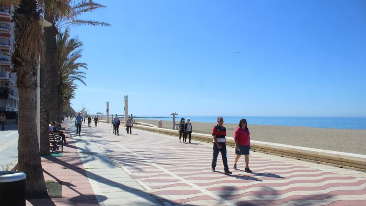 Imagen del Paseo Marítimo de Almería de este domingo a la hora de salida de los mayores.