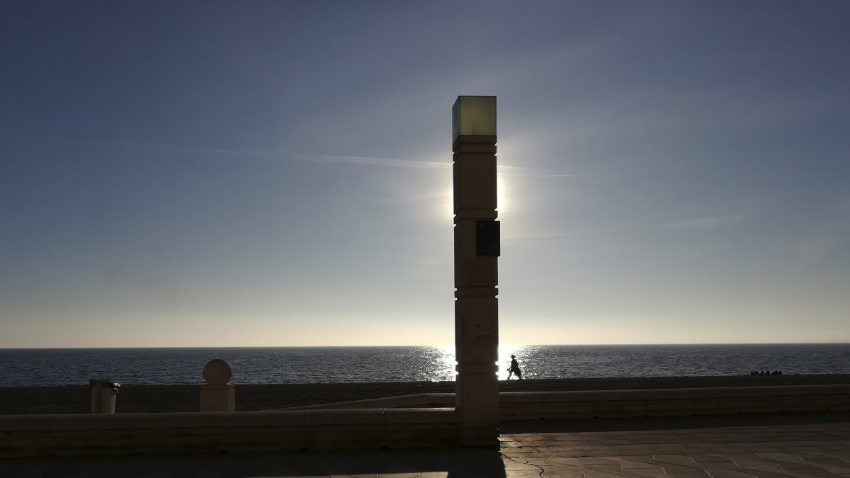 El paseo marítimo de Almería y la playa para una sola caminante..
