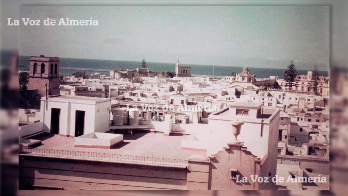 El recordado abogado almeriense Fausto Romero contaba que esta foto que él captó tenía un extraño objeto que a la izquierda.