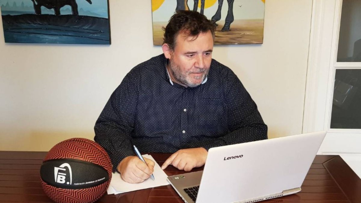 José Francisco Cara gestionando el baloncesto desde casa.