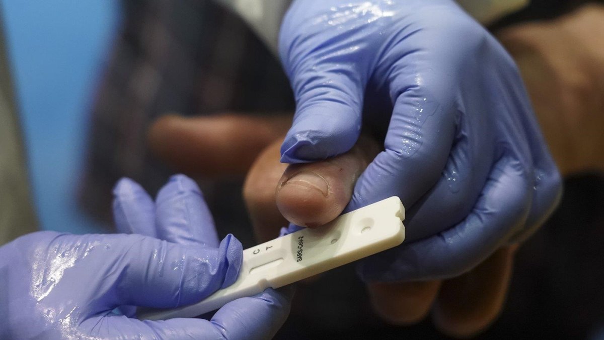Una persona se somete a un test rápido de COVID-19.