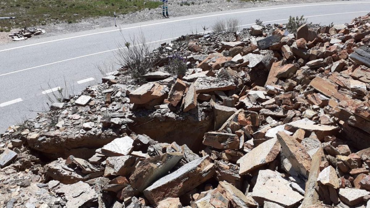 Rocas del desprendimeinto invaden la carretera.