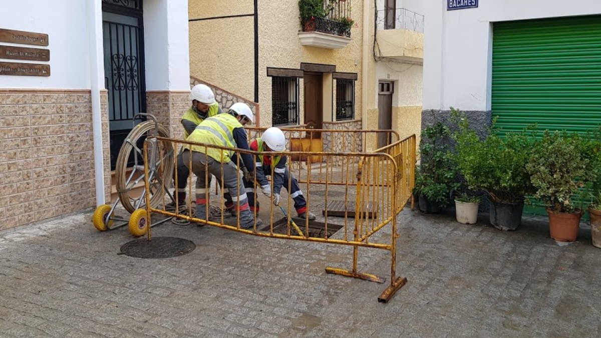 Operarios trabajando en Serón.