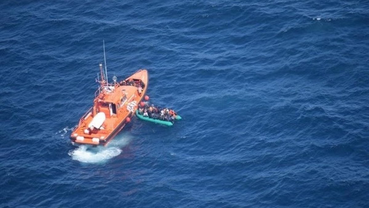 Patera rescatada por una embarcación de Salvamento Marítimo.