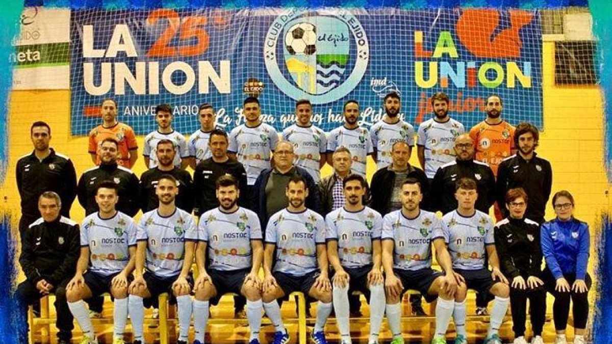 La plantilla del CD El Ejido proclamado campeón.