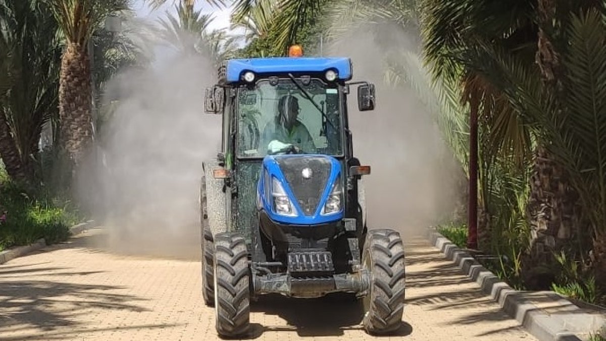 El concejal realizando la labor de desinfección con el tractor.
