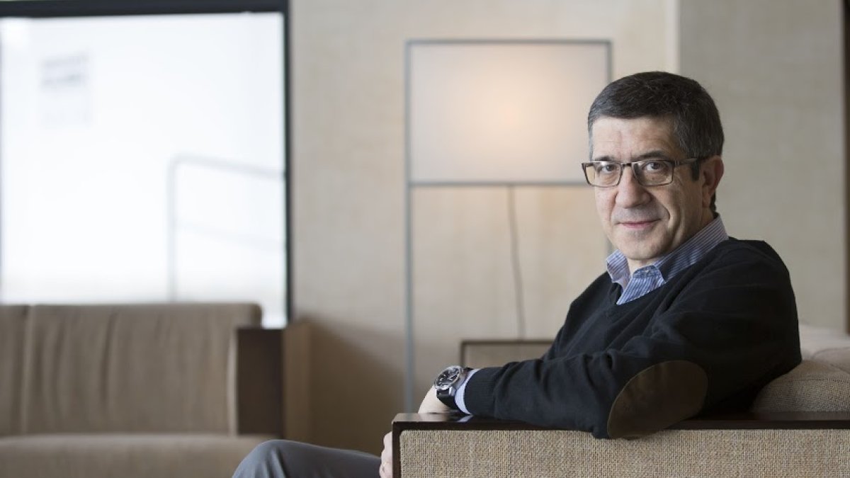 Patxi López durante una entrevista con LA VOZ en un hotel de la capital.