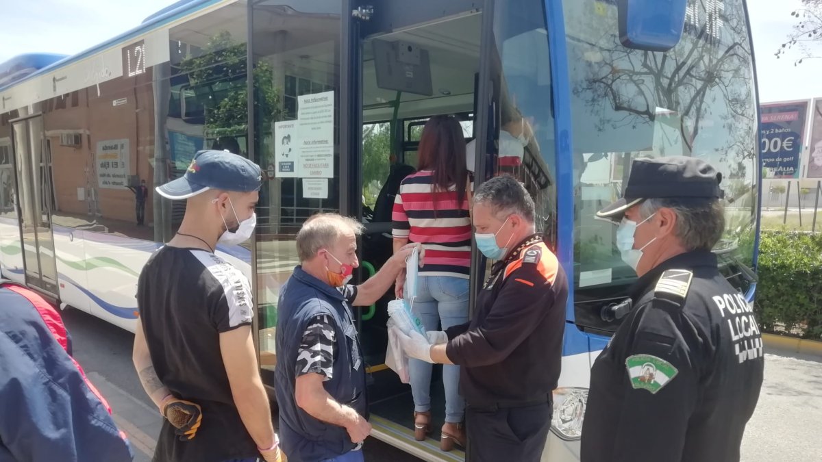 El uso de este elemento de protección es obligatorio para todos los usuarios y trabajadores de autobús.