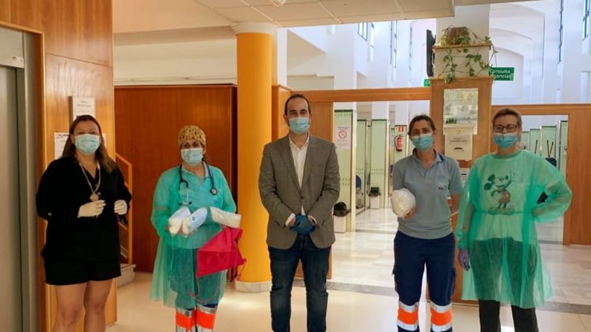 Momento de la entrega en el centro de salud.