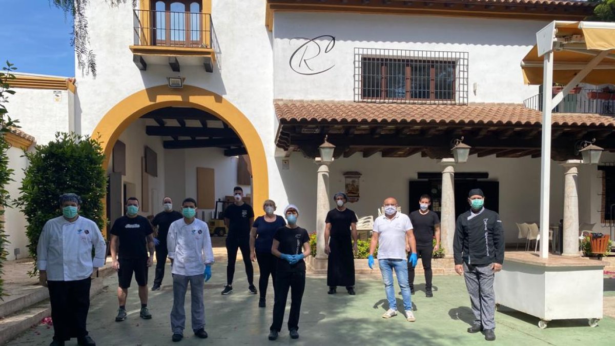 Equipo de trabajo en el patio de Casa Rafael