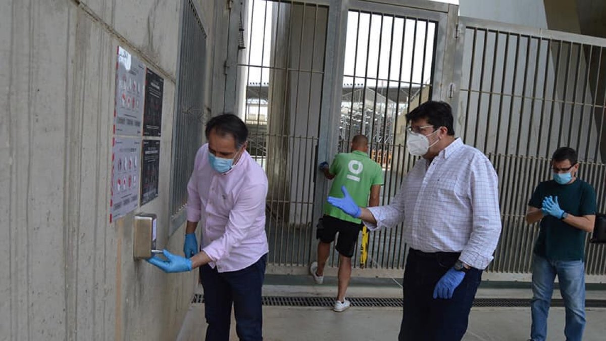 El concejal de deportes Juanjo Segura ha visitado el Estadio Mediterráneo.