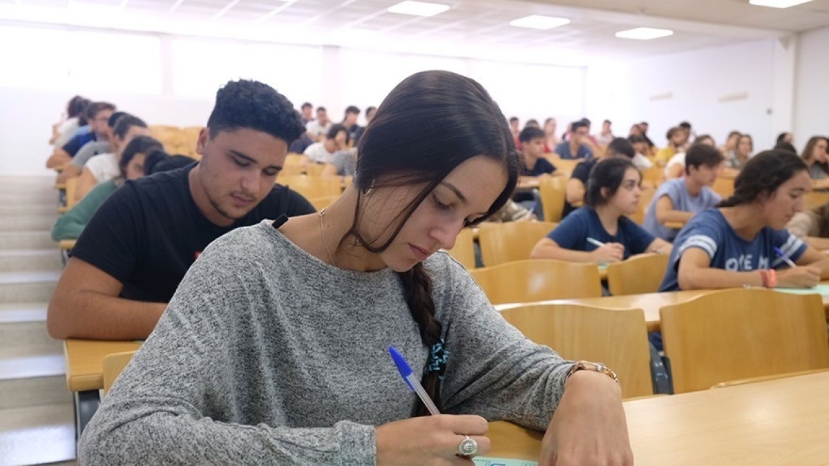 Alumnos haciendo un examen de Selectividad.