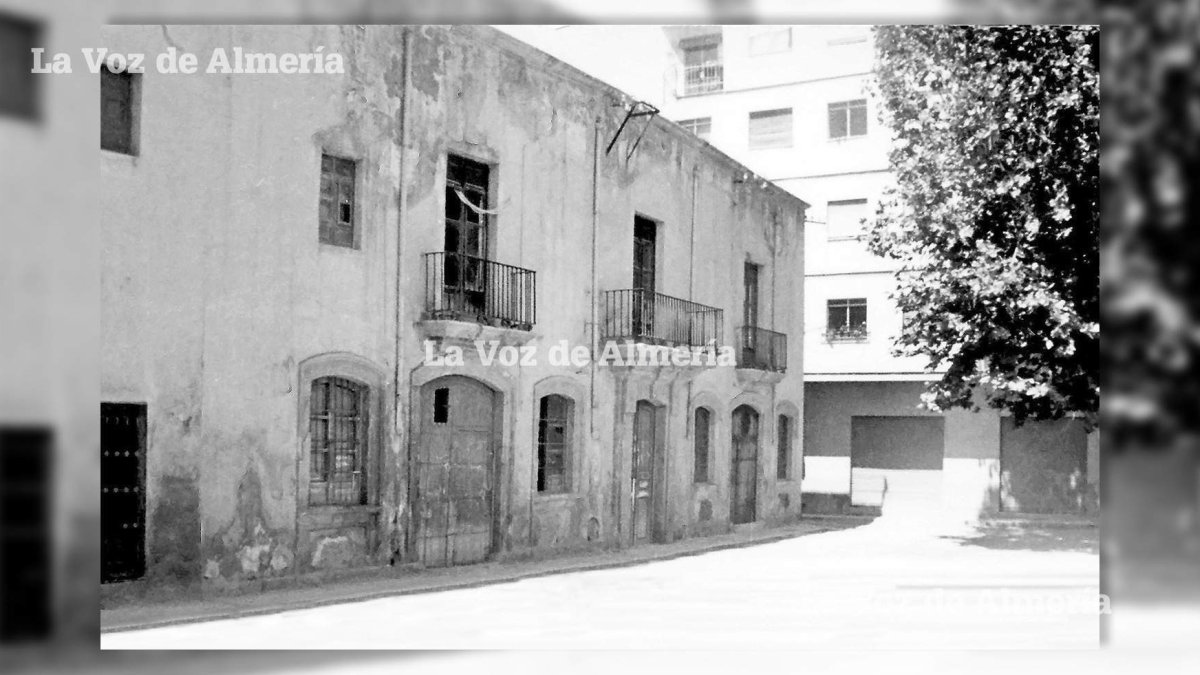 Una de las casas que a comienzos de los años setenta se quedaron abandonadas en Almería. Estaba situada en la Plaza del Pino.