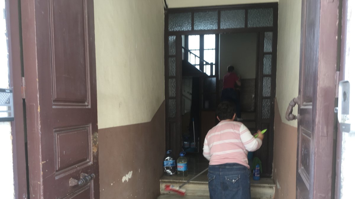 La limpieza, la higienización y el aseo personal y de las dependencias domésticas se han extremado en estos días. Portal en General Tamayo.