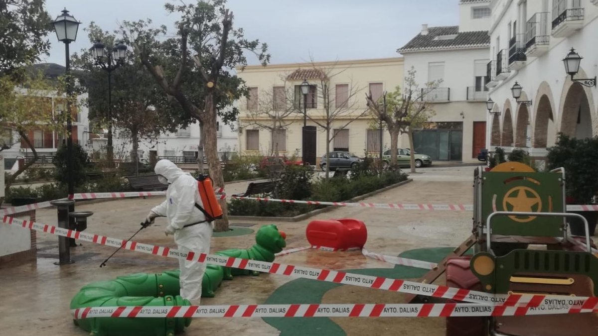 Trabajos de desinfección en Dalías.